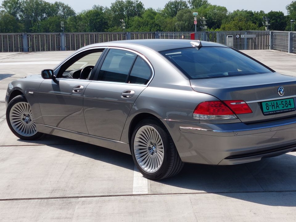 BMW E65 750i (2006) - Image 2